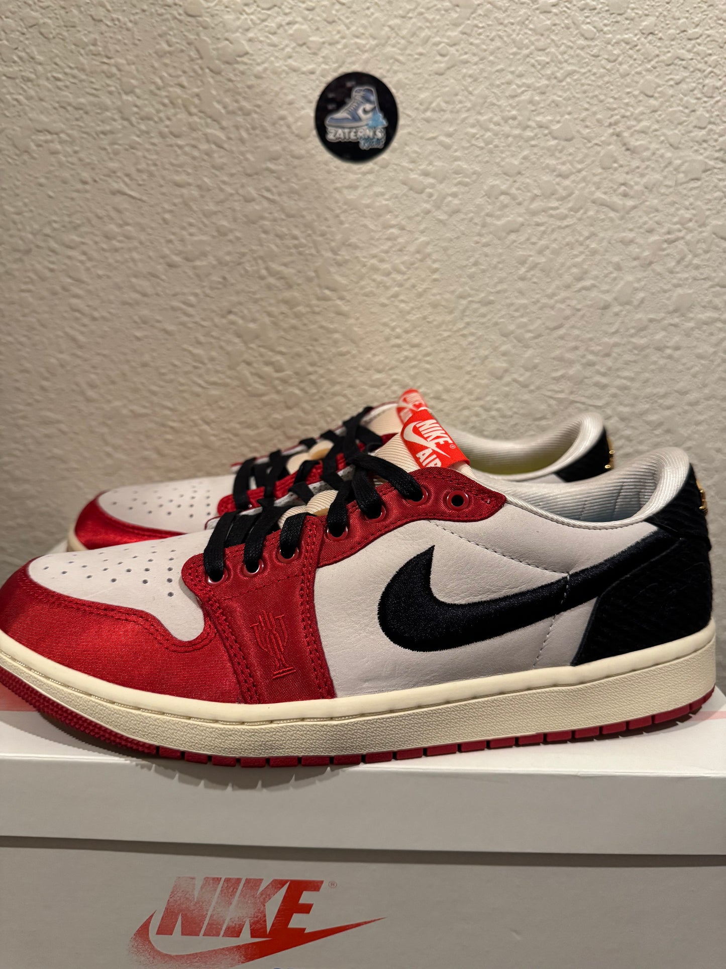 Jordan 1 Low OG SP Trophy Room Men's Pre-Owned (10.5M) FN0432-100
