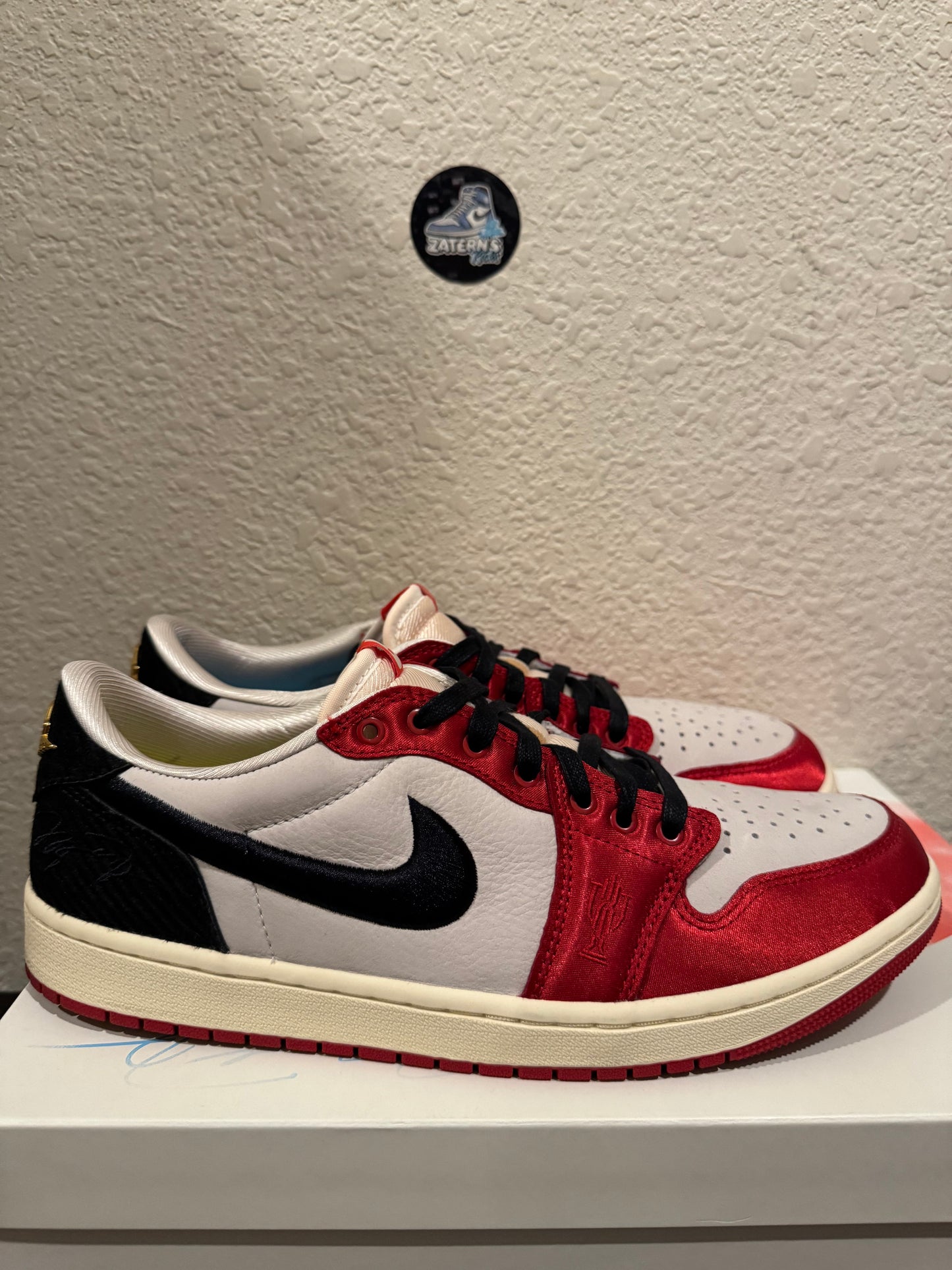 Jordan 1 Low OG SP Trophy Room Men's Pre-Owned (10.5M) FN0432-100