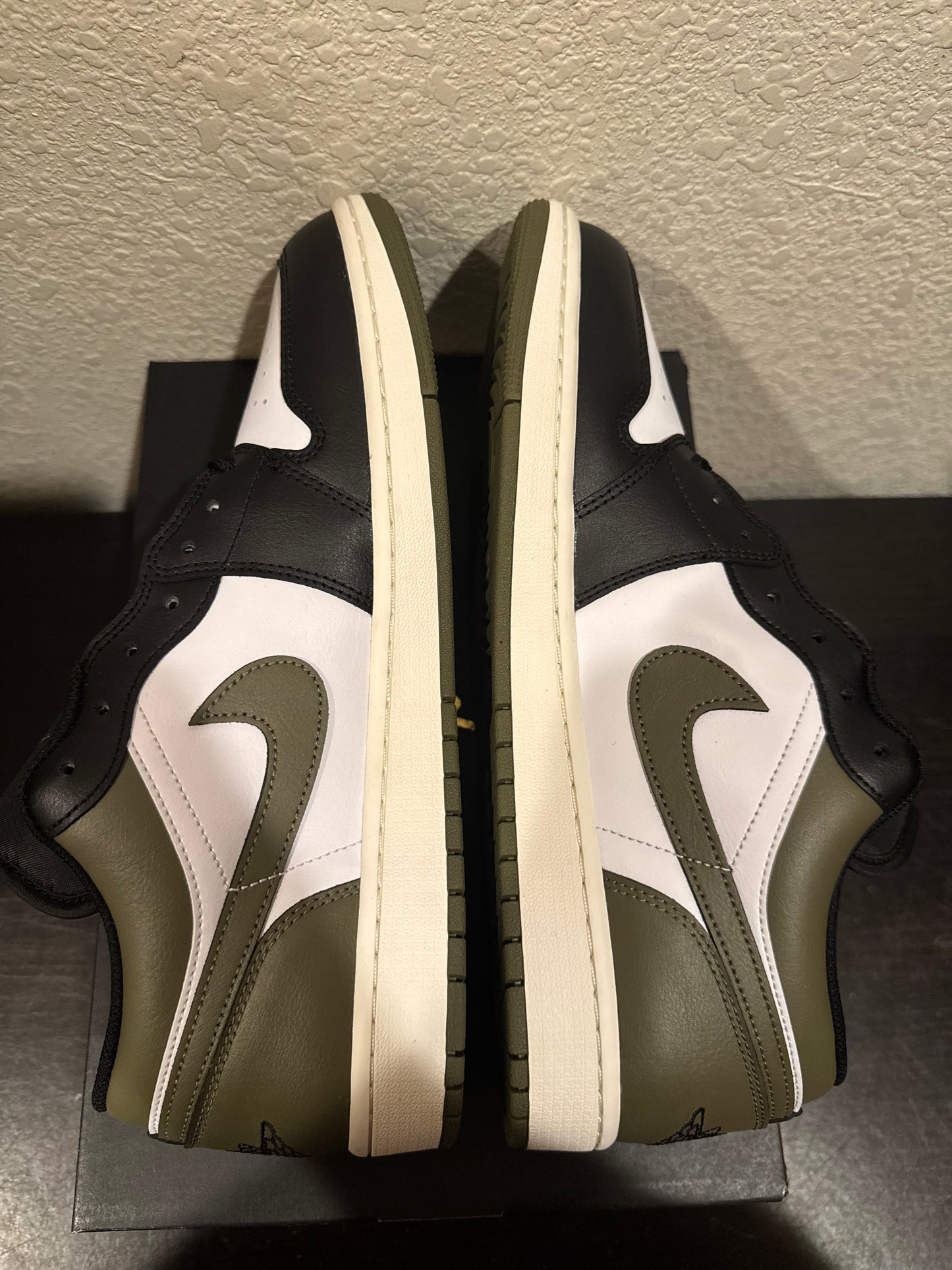 Jordan 1 Low Black Toe Medium Olive Men's Brand New 553558-092